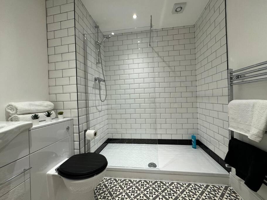 Entire Apartment In Waterloo מראה חיצוני תמונה
